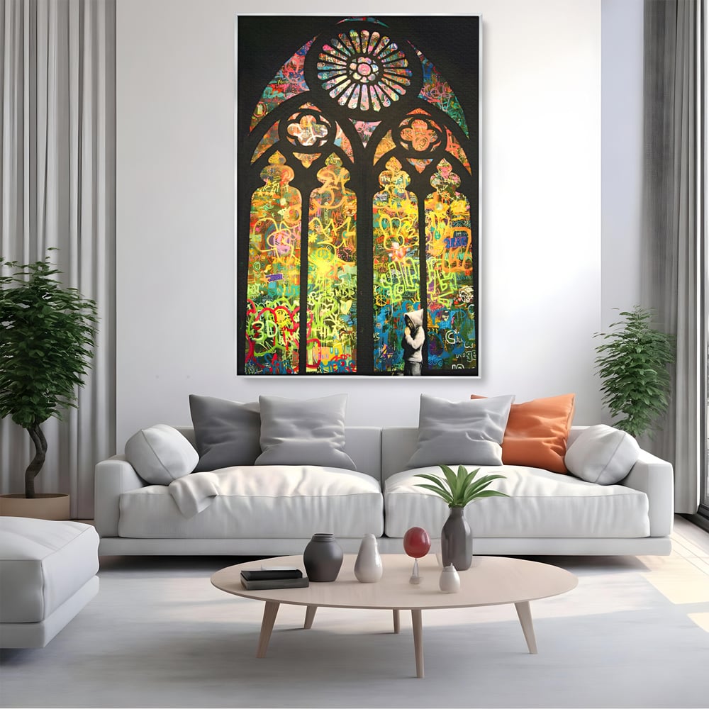 Tablou canvas cu tablou canvas cu vitraliu si graffiti, in rama de aluminiu argintiu, pe perete intr-un living